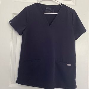 Figs casma 3 pocket scrub top. Women’s size Small in Quiet Navy.